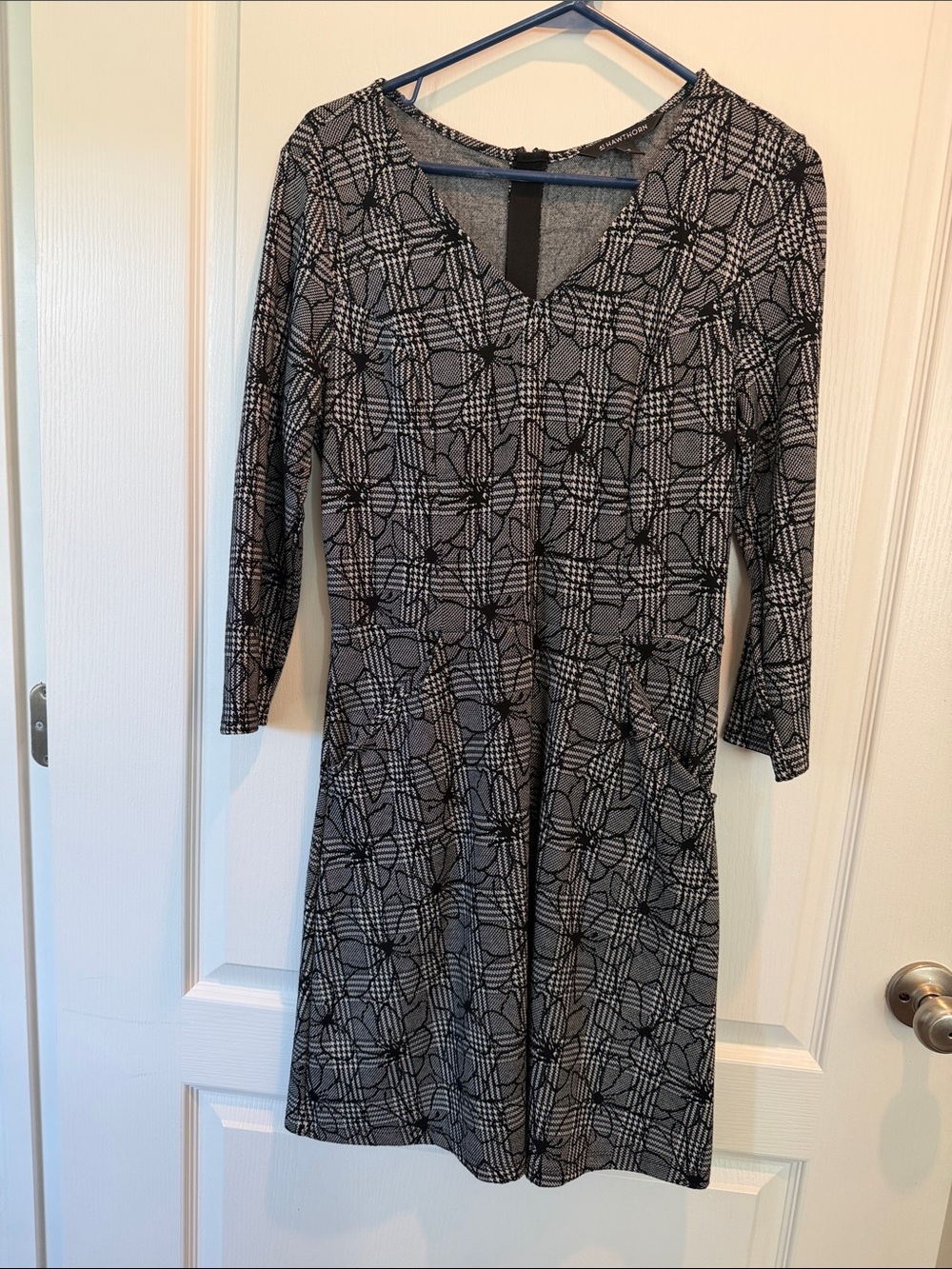 41 Hawthorn Black & Gray Geometric V-Neck Long Sleeve Dress